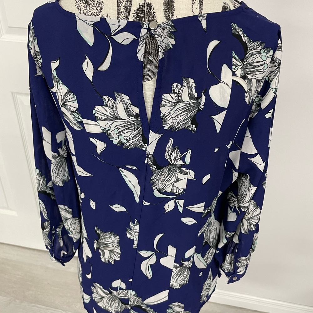 Beautiful flowy blue and white dressy blouse